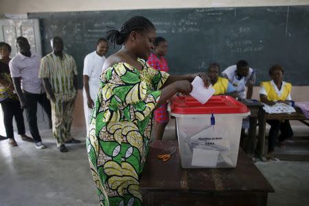 A woman casts her vote during a presidential election at a polling station in Cotonou Benin, March 6, 2016. REUTERS/Akintunde Akinleye