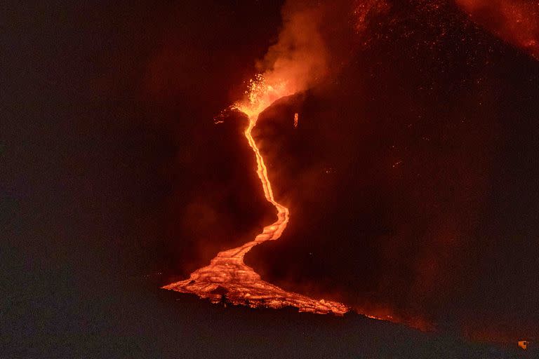 España, La Palma: La lava fluye del volcán de La Palma, que se activó hace casi una semana por primera vez en 50 años