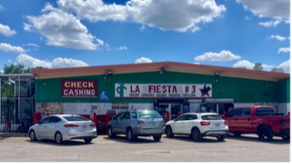 El supermercado La Fiesta es uno de los pequeños y caros mercados de Immokalee, situado en el centro de la ciudad.