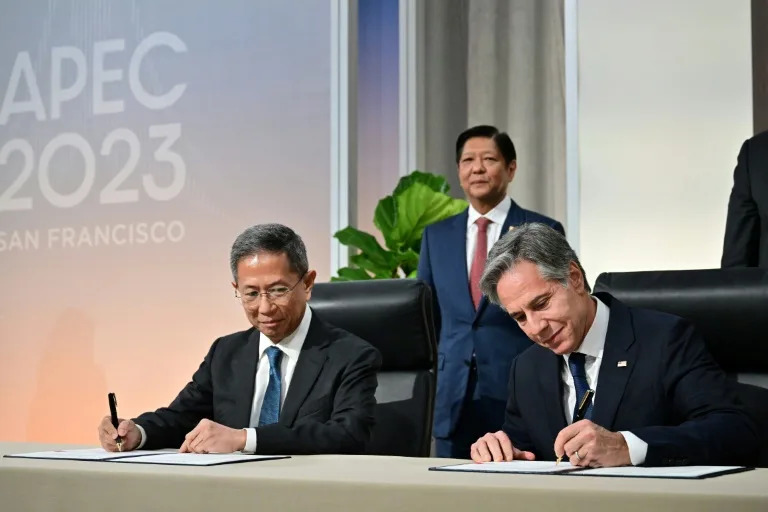 US Secretary of State Antony Blinken (R) and Philippines Secretary of Energy Raphael Lotilla sign a nuclear energy cooperation agreement in San Francisco, as Philippine President Ferdinand Marcos looks on (Frederic J. BROWN)