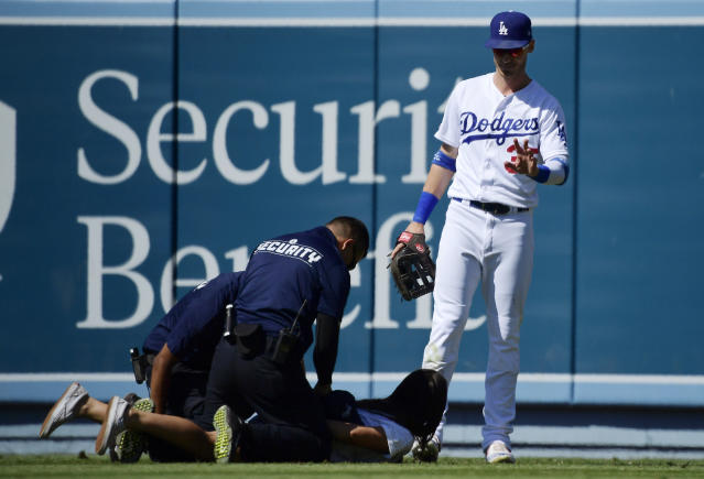 Rookie trifecta: Smith delivers 3rd straight walk-off for LA