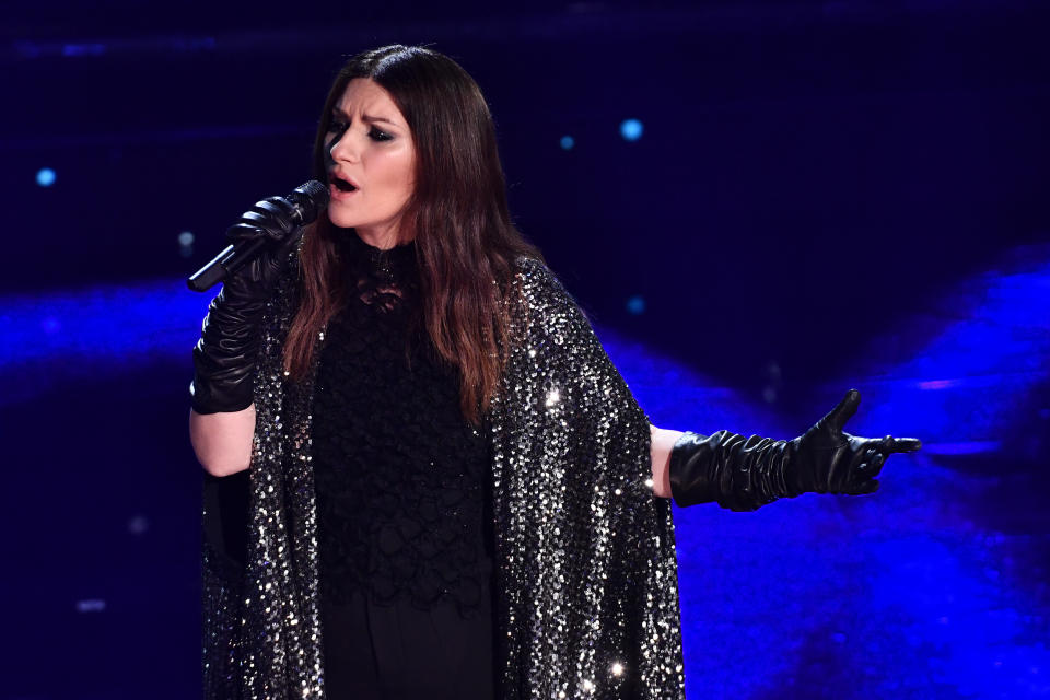 Laura Pausini canta en el festival de la canción de San Remo, Italia, el 3 de marzo de 2021. La cantante italiana y la compositora estadounidense Diane Warren fueron nominadas al Oscar a la mejor canción origunal por “Io Sì”, tema central de la película “La vita davanti a sé” (“La vida ante sí” o, en inglés, "The Life Ahead"). (Matteo Rasero/LaPresse via AP)