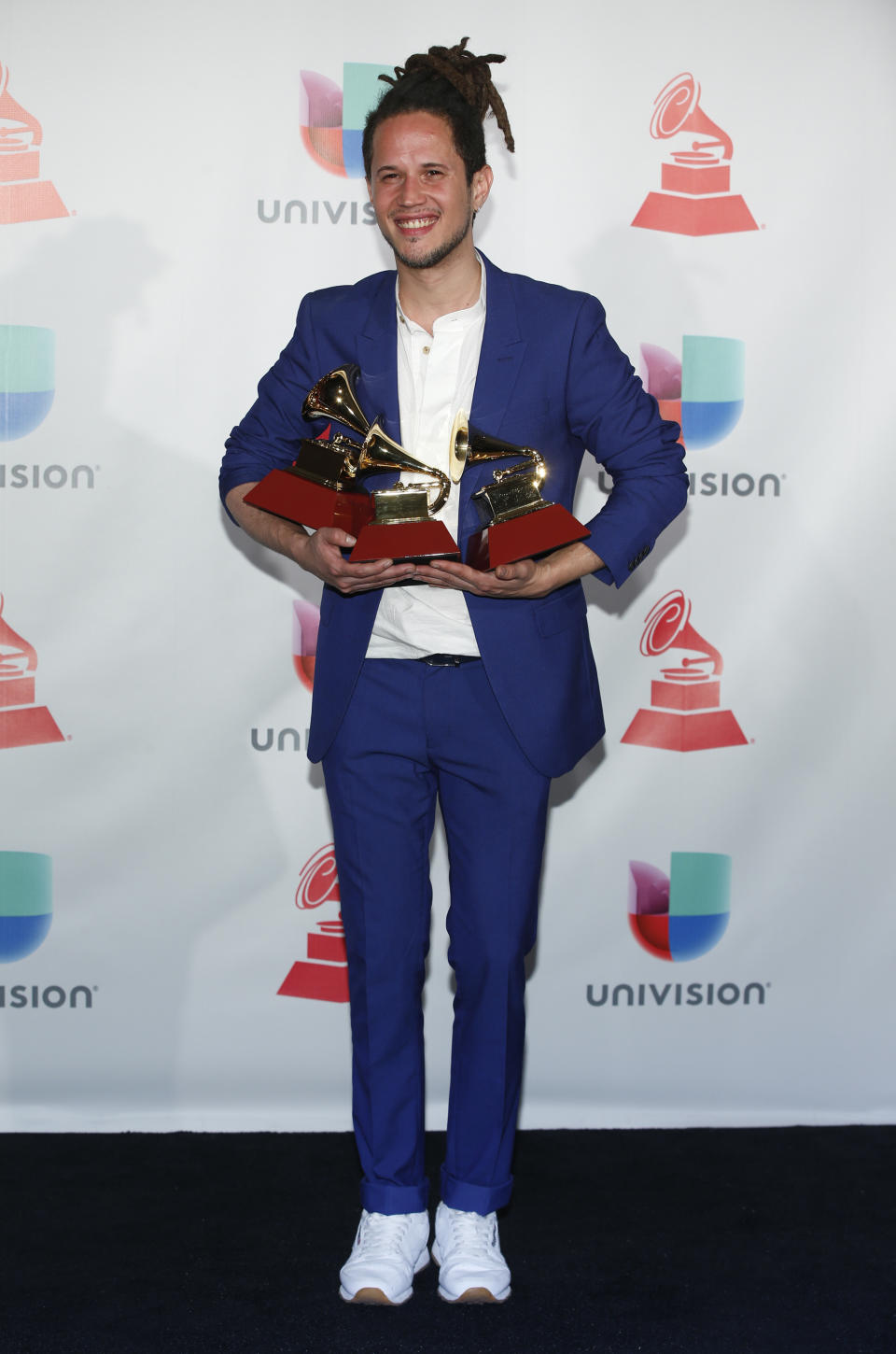 En esta foto del 16 de noviembre del 2017, Vicente García posa tras ganar tres Latin Grammy _ a mejor nuevo artista, mejor canción tropical por "Bachata en Kingston", y mejor álbum cantautor por "A la mar" _ en Las Vegas. El músico dominicano volverá a los Latin Grammy el 14 de noviembre del 2019 con dos nuevas nominaciones: grabación del año por "Ahí ahí", y mejor álbum contemporáneo/fusión tropical por "Candela". (Foto por Eric Jamison/Invision/AP, Archivo)