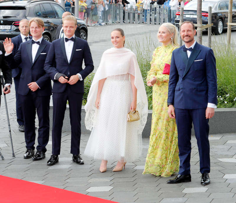 Haakon y Mette-Marit de Noruega con sus hijos