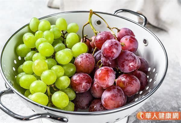 有哪一些食物當中富含單寧酸呢？營養師李婉萍表示，在台灣常見的飲食當中，包括葡萄、紅藜、柿子、香蕉、紅莓、油甘(餘甘子)都可見。