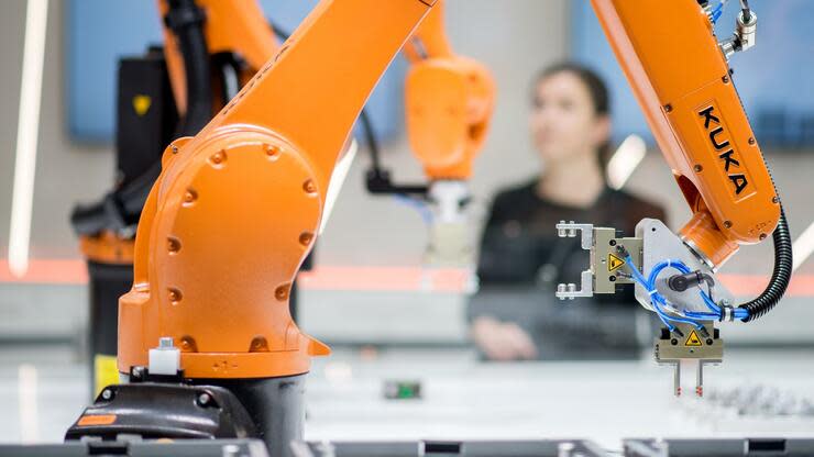 Die Übernahme des Augsburger Roboterherstellers hatte die Öffentlichkeit aufgeschreckt. Foto: dpa
