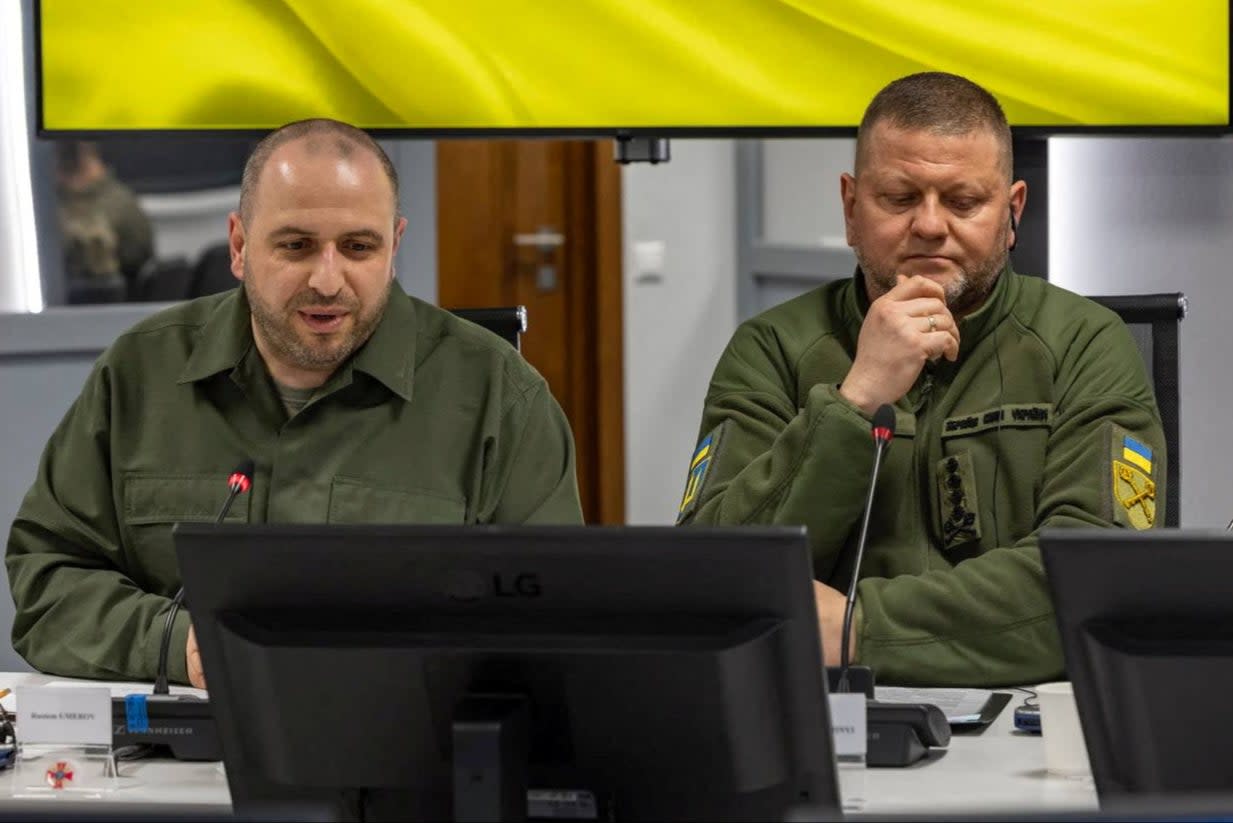 Ukrainian defence minister Rustem Umerov (L)  alongside Valery Zaluzhny during a meeting with Lloyd Austin (via REUTERS)