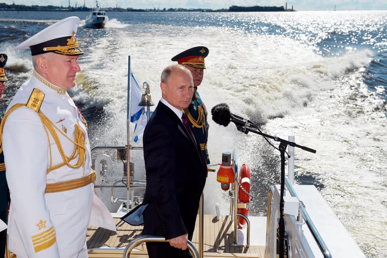 El presidente ruso Vladimir Putin participa en San Petersburgo del desfile del Día de la Marina el 26 de julio de 2020