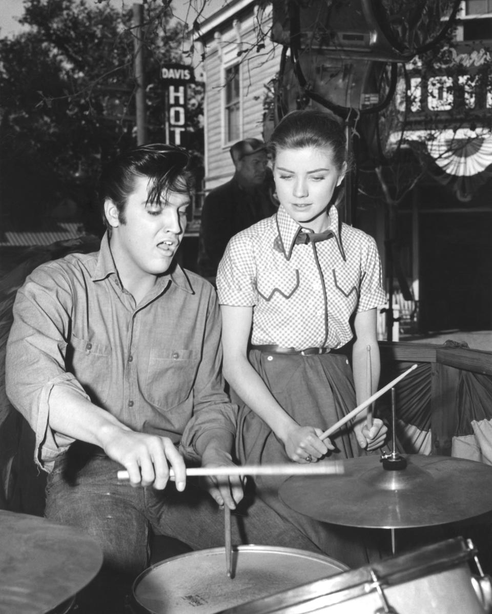 Dolores Hart interpretó al interés amoroso de Elvis Presley en 'Amándote', siendo su primera película como actriz y la segunda para el rey del rock. (Foto de Paramount Pictures/Sunset Boulevard/Corbis via Getty Images)