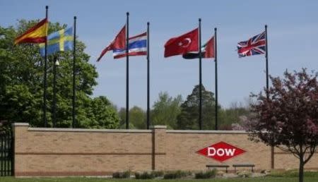 The Dow logo is seen at the entrance to Dow Chemical headquarters in Midland, Michigan May 14, 2015. Photo taken May 14, 2015. REUTERS/Rebecca Cook