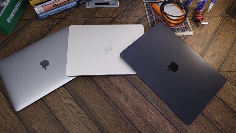 The visual evolution from the M1 MacBook Air up to M3. - Photo: Kyle Barr / Gizmodo