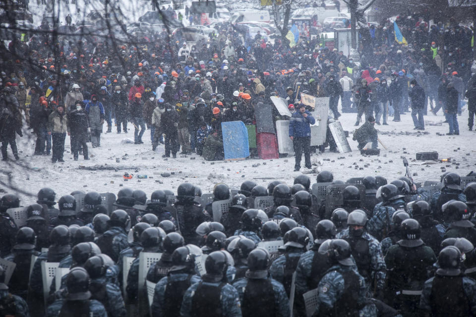 Riot police and Interior Ministry members stand in formation in front of pro-European protesters during clashes in Kiev on Jan. 22, 2014 (Photo: Stringer . / Reuters)