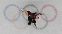 <p>Magnifique photo lors du concours de danse sur glace par équipes à PyeongChang. Ici, Scott Moir fait tourner la tête de Tessa Virtue. Résultat ? Une médaille d’or pour les Canadiens ! (crédit Getty) </p>