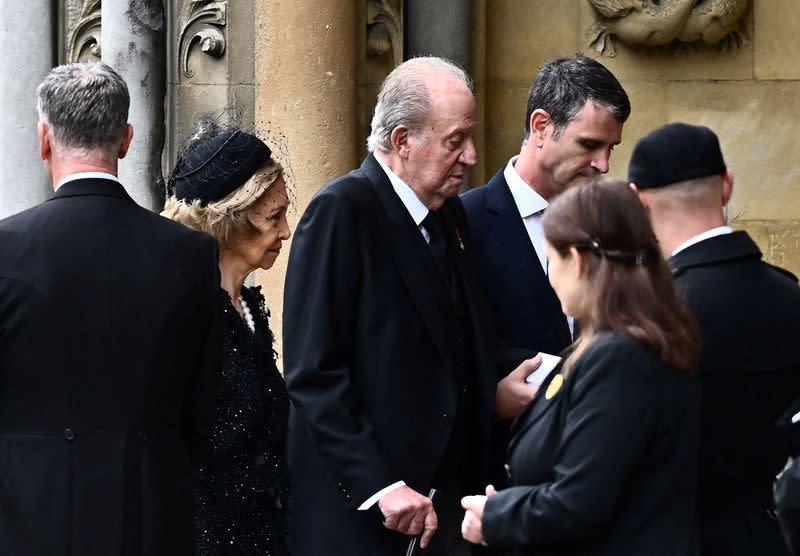 El rey emérito Juan Carlos I y la reina Sofía de España llegan para ocupar sus asientos dentro de la Abadía de Westminster en Londres, Reino Unido