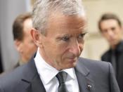 <p>13. Bernard Arnault – Proprietario del gruppo del lusso LVMH, creato dalla fusione dei due gruppi francesi Moët Hennessy (Champagne Moët & Chandon, Champagne Ruinart, Champagne Mercier, Champagne Canard-Duchêne, cognac Hennessy) da una parte, e del gruppo Louis Vuitton (Louis Vuitton Malletier, Givenchy, Champagne Veuve Clicquot Ponsardin). Vale 40 miliardi di dollari. </p>