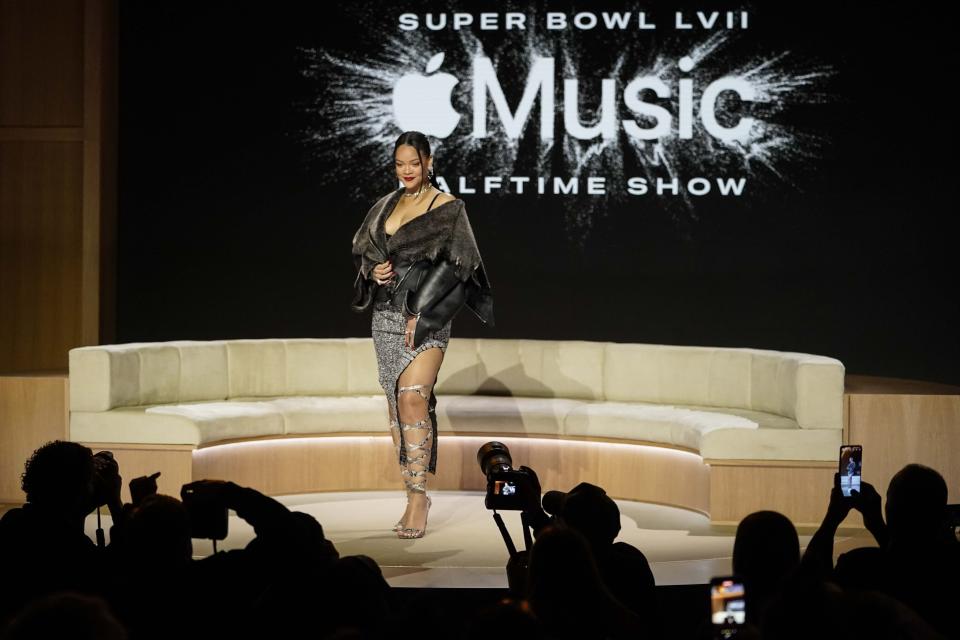 Rihanna posa para un retrato tras la conferencia de prensa previa al espectáculo de medio tiempo del Super Bowl 57 de la NFL el jueves 9 de febrero de 2023, en Phoenix. (Foto AP/Mike Stewart)