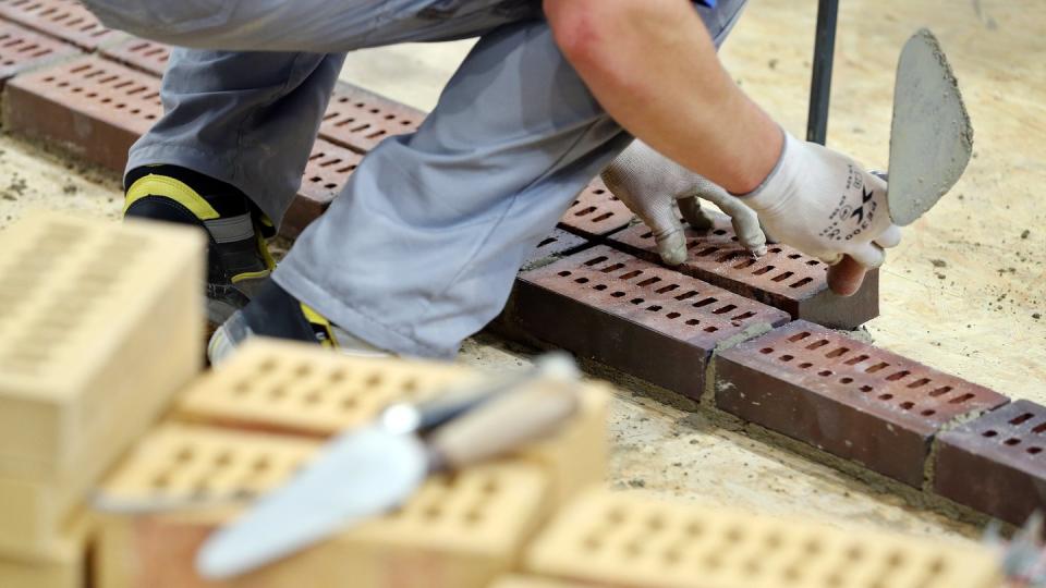 Kunden können vorerst wohl nicht damit rechnen, dass Handwerker schneller kommen.