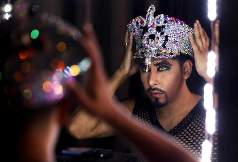Patrick Mikyles se maquilla mientras se prepara para su espectáculo drag interactivo, Drag With Me Brunch, en Red Goose Saloon, en el centro de Fort Worth, el sábado 3 de junio de 2023.