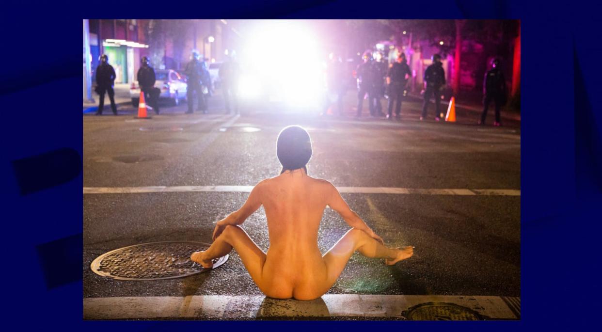 La jeune femme faisait face aux policiers le 19 juillet dernier à Portland  - Dave Killen / Twitter 