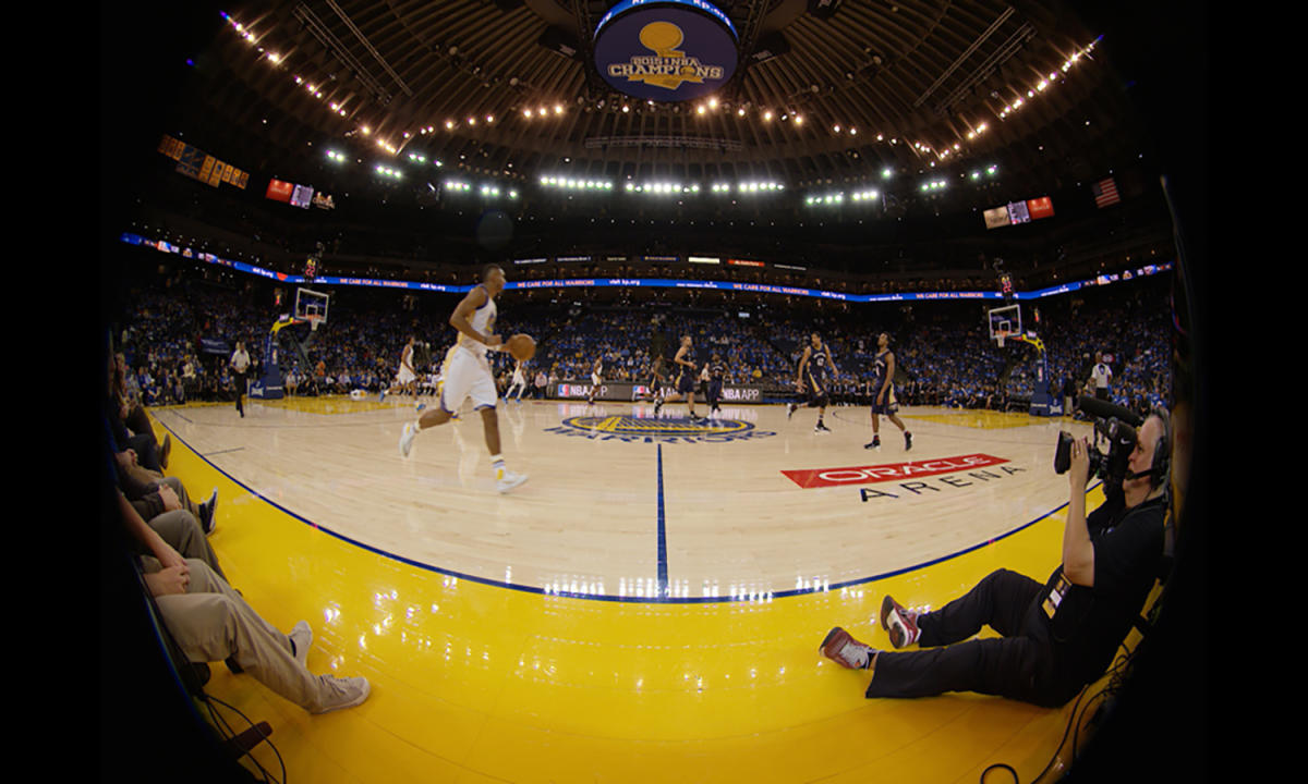 I tried a social VR basketball game and it's a game changer