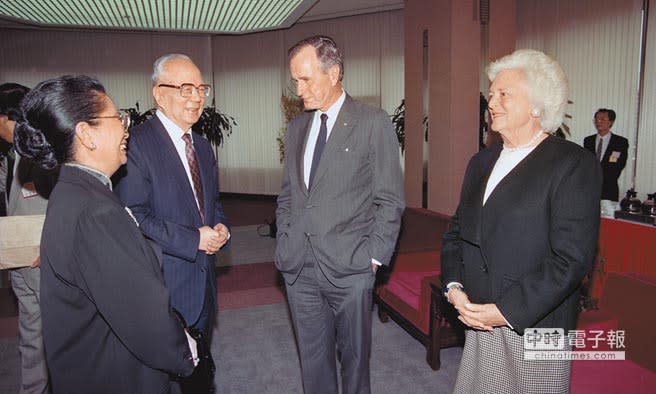   美國前總統老布希（右）11月30日與世長辭，享壽94歲。圖為1993年老布希應「時報文化基金會」邀請來台演說，《中國時報》創辦人余紀忠（中）伉儷向布希致意。（本報資料照片）