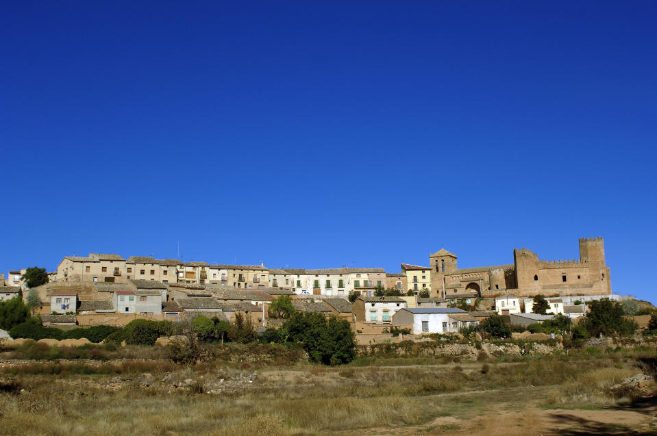 La mayor atracción de este pequeño pueblo soriano es su castillo, único gracias a sus cinco torres. Este se encuentra en el recinto amurallado medieval que rodea las callejuelas estrellas de Monteagudo de las Vicarías. (Foto: Getty Images).