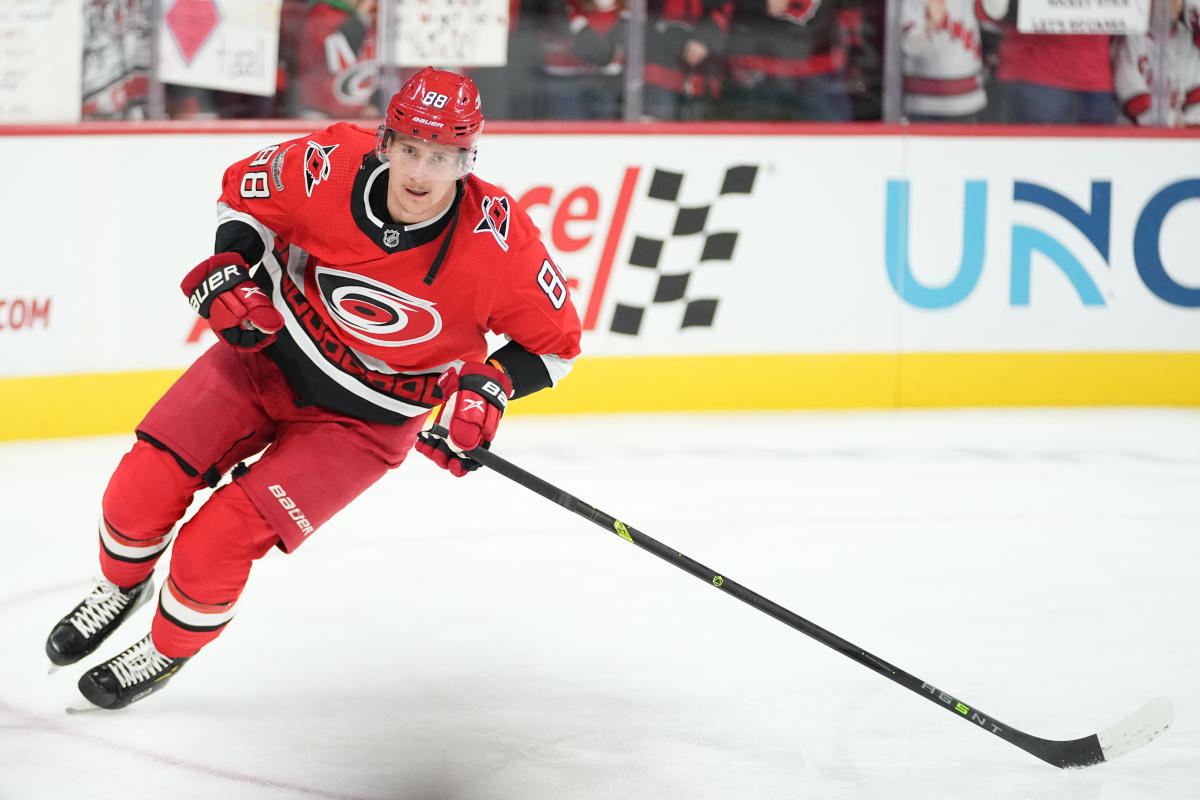 NHL DFS Hockey: Yahoo Plays and Lineup Strategy for Saturday, March 25