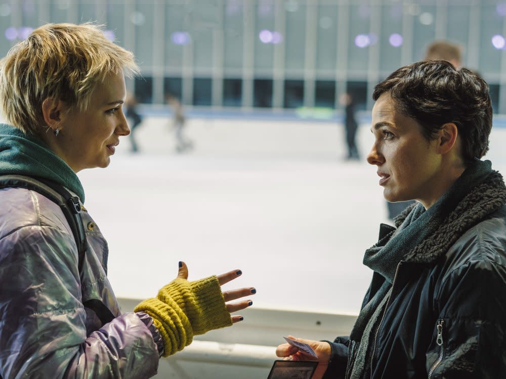 "Das Licht, das die Toten sehen": Bessie Eyckhoff (Verena Altenberger) befragt in der Eishalle Stefanie Reither (Zoë Valks) und zeigt ihr das Foto von Laura. (Bild: BR/Bavaria Fiction GmbH/Hendrik Heiden)