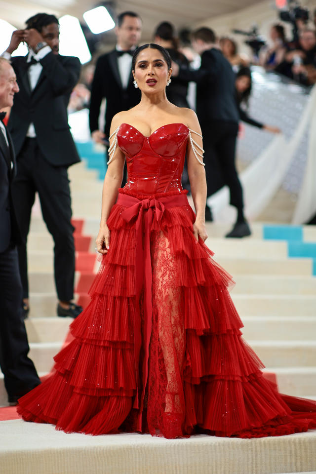 ego Felicidades Inevitable Salma Hayek deslumbra en la Met Gala 2023 con un sexy vestido rojo