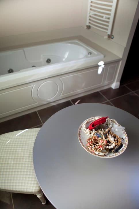 <p>Schmuck im Badezimmer ist ohne Zweifel dekorativ, aber auch Juwelen leiden unter der Feuchtigkeit. Edelmetalle können anlaufen, Steine trüb werden. Deshalb sollte Schmuck auch an einem trockenen Ort unterkommen, am besten schön kühl. (Bild-Copyright: Jacques Palut/Getty Images)</p>