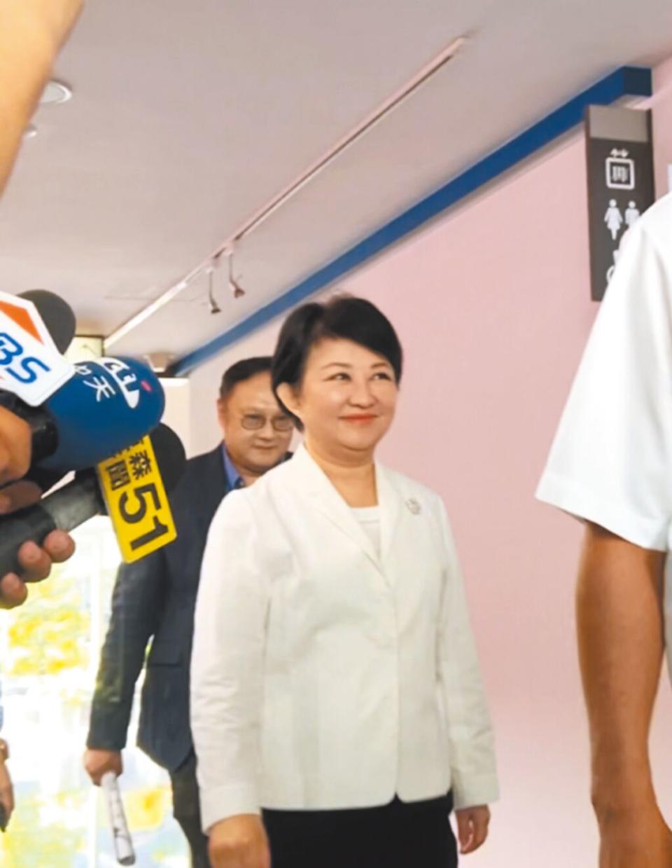 台中市長盧秀燕將於7月下旬出訪美國，但她2日面對媒體詢問，面帶微笑仍不回應。（林欣儀攝）