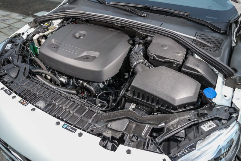 Polestar針對Drive-E中的當家主力2.0升渦輪增壓汽油引擎重新調校，最大馬力從306hp提升至310hp，最大扭力從40.8kgm進步到43.9kgm。同時也換上空氣流量濾芯、排氣系統組與
