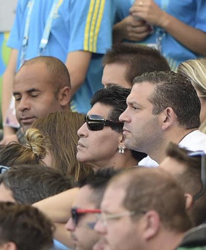 El exfutbolista Diego Maradona (C) observa el partido Argentina-Irán, por el Grupo F del Mundial-2014, el 21 de junio en el estadio Minerao de Belo Horizonte (AFP | Juan Mabromata)