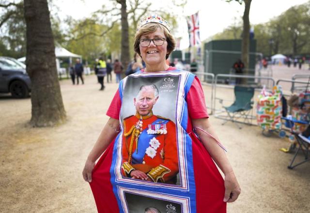Mandy Ellis, simpatizante de Carlos III, vestida para la ocasi&#xf3;n en Londres