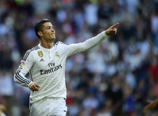 El delantero portugués del Real Madrid Cristiano Ronaldo celebra un gol durante el Getafe, en partido de la liga española jugado el 23 de mayo de 2015 en el estadio Santiago Bernabéu (AFP | Pierre-Philippe Marcou)