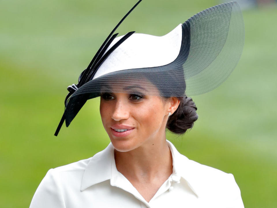 <p>Vier Wochen nach ihrer Hochzeit mit Prinz Harry setzte Herzogin Meghan auch bei ihrem ersten Royal Ascot auf Weiß. Sie trug ein Blusenkleid aus dem Hause Givenchy und einen vergleichsweise schlichten Hut von Hutmacher Philip Treacy. (Bild-Copyright: Max Mumby/Indigo/Getty Images) </p>