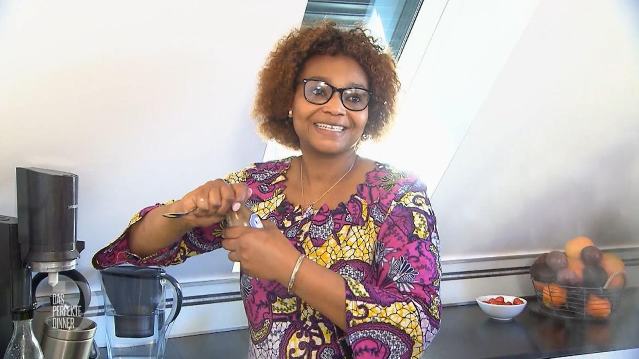 Yvette will mit ihren afrikanischen Gewürzen die europäischen Geschmacksknospen ihrer Gäste kitzeln.
 (Bild: RTL)