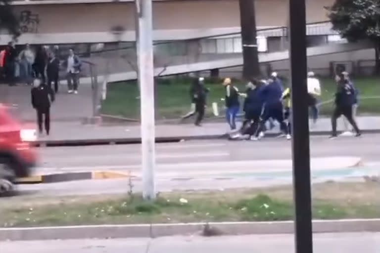 En el partido de ida por los octavos de final de la Copa Libertadores los hinchas de Nacional emboscaron a los de Boca en Uruguay