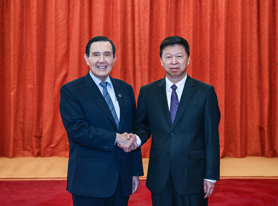 前總統馬英九(左)率團訪問中國，1日晚間與中國國台辦主任宋濤會面。(馬英九基金會提供)