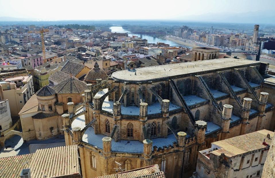 Catedral de Tortosa. Antoni Guarc (c.1345-1380) la diseña con un excepcional ábside heptagonal, con siete capillas. <a href="https://commons.wikimedia.org/wiki/File:Catedral_de_Santa_Maria_(Tortosa)_-_15.jpg" rel="nofollow noopener" target="_blank" data-ylk="slk:Wikimedia Commons / MARIA ROSA FERRE;elm:context_link;itc:0;sec:content-canvas" class="link ">Wikimedia Commons / MARIA ROSA FERRE</a>, <a href="http://creativecommons.org/licenses/by-sa/4.0/" rel="nofollow noopener" target="_blank" data-ylk="slk:CC BY-SA;elm:context_link;itc:0;sec:content-canvas" class="link ">CC BY-SA</a>