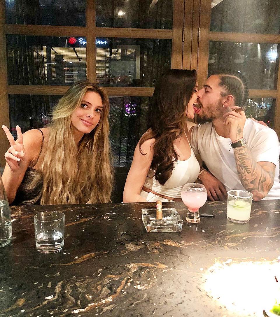 El beso de Maluma y Natalia Barulich del que todos el mundo habla. <a href="https://www.instagram.com/lelepons/?utm_source=ig_embed" rel="nofollow noopener" target="_blank" data-ylk="slk:Foto Lele Pons/Instagram;elm:context_link;itc:0;sec:content-canvas" class="link ">Foto Lele Pons/Instagram</a>