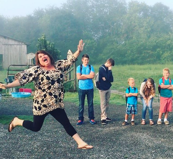 “Feliz regreso a clases, niños. Los voy a extrañar”. Con aquella frase (y ese gesto, por supuesto), la foto de esta mujer se ha hecho viral. Se llama Keshia Gardner y es madre de cinco hijos. Foto: Instagram.com/kgardner267