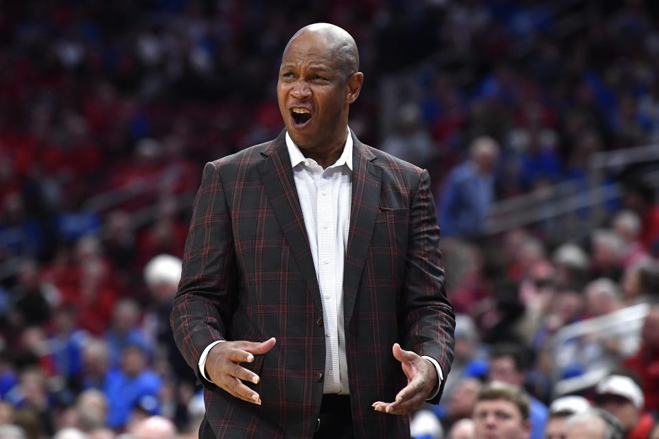 Louisville head coach Kenny Payne shouts instructions to his team during the second half of an NCAA college basketball game against Kentucky in Louisville, Ky., Thursday, Dec. 21, 2023. (AP Photo/Timothy D. Easley)