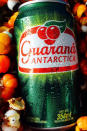 Weil die Brasilianer so verrückt nach Guarana sind, gibt es natürlich gleich mehrere Getränke auf Guaranabasis, wie Guaraná Antarctica. Coca Cola musste aufgrund der hohen Nachfrage sogar noch mehr Pflanzen anbauen. (Bild-Copyright: guaranaarg/Twitter)