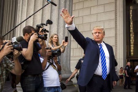 U.S. Republican presidential candidate Donald Trump waves as he arrives for jury duty at Manhattan Supreme Court in New York August 17, 2015. REUTERS/Lucas Jackson