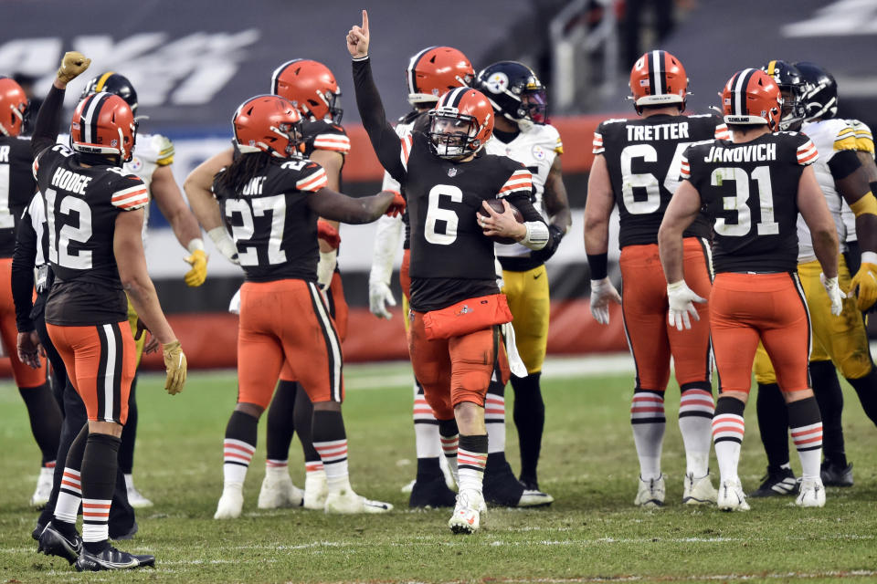 El quarterback de los Browns de Cleveland Baker Mayfield celebra la victoria ante los Steelers de Pittsburgh, el domingo 3 de enero de 2021. (AP Foto/David Richard)