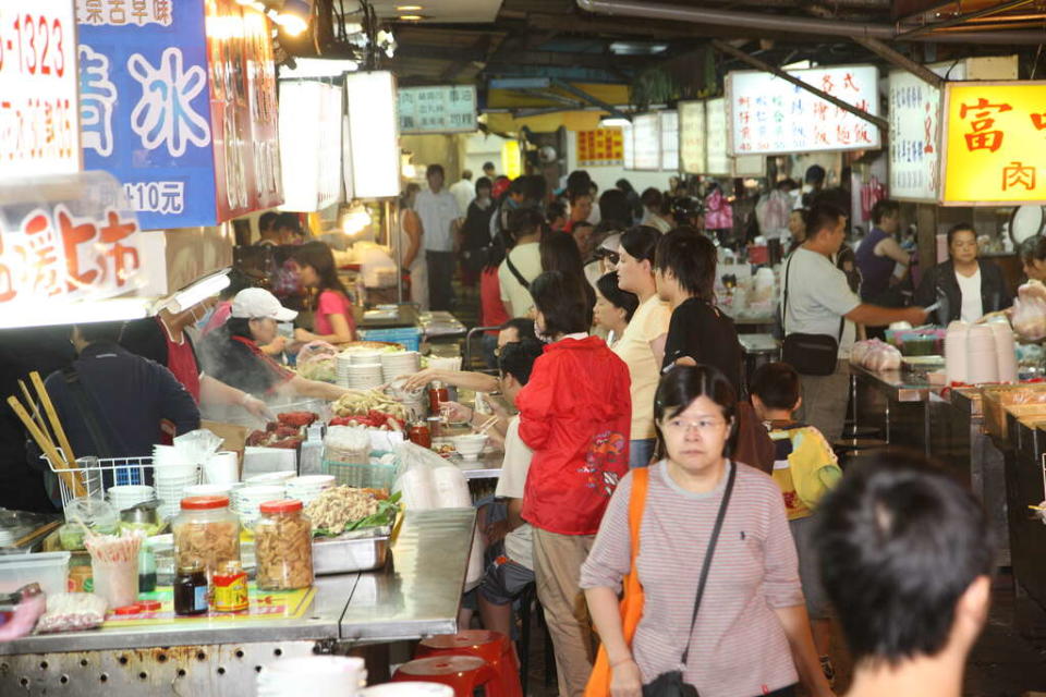 景美夜市匯集數百家攤販，是附近居民與學生覓食的好地方。圖/台北旅遊網