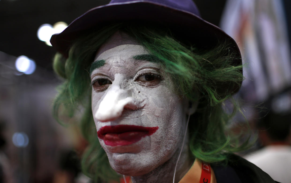 Hombre disfrazado de Joker. (REUTERS/Mike Segar).