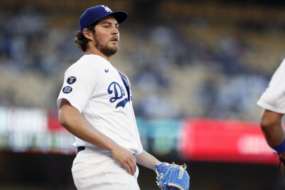 El lanzador abridor de los Dodgers, Trevor Bauer, cubre la primera base durante un juego contra los Texas Rangers en junio de 2021.