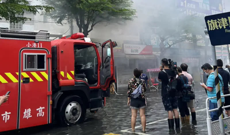 ▲高雄旗津渡船口前鐵馬租車行起火，又因年度大潮海水倒灌嚴重積水。（圖／翻攝自爆料公社）